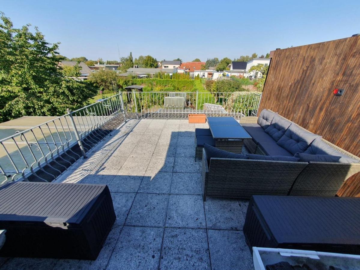 Neumuehler Hof- Ferienwohnung "Benjamin" Mit Grosser Privater Dachterasse Und Guter Anbindung In Die City ชเวียรีน ภายนอก รูปภาพ