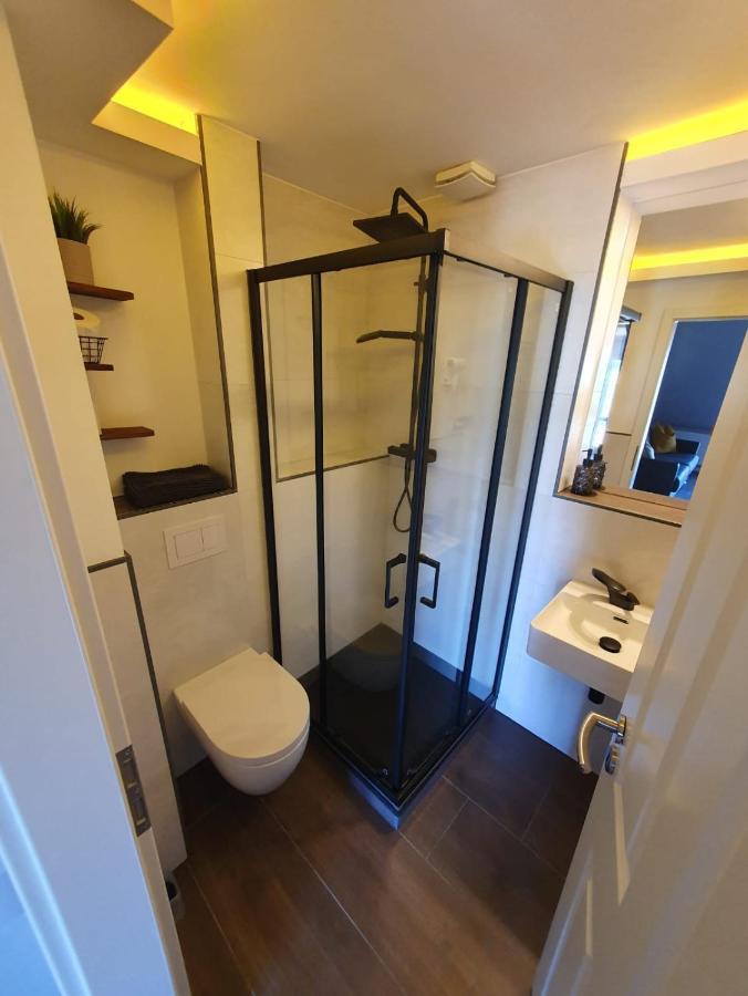 Neumuehler Hof- Ferienwohnung "Benjamin" Mit Grosser Privater Dachterasse Und Guter Anbindung In Die City ชเวียรีน ภายนอก รูปภาพ