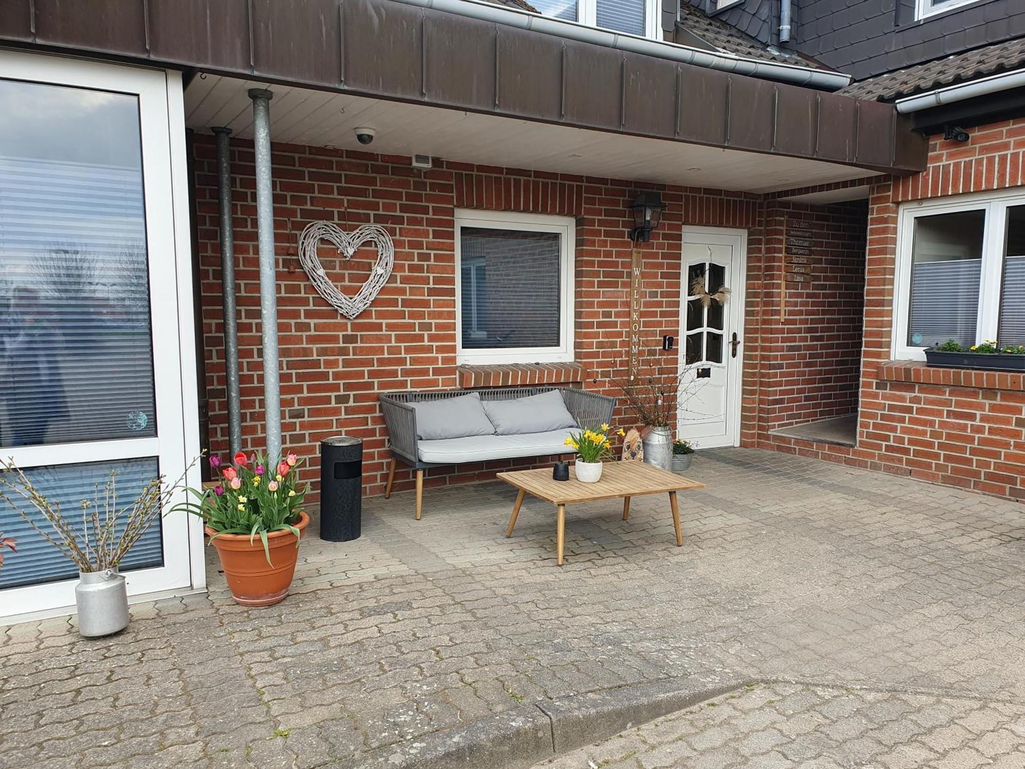 Neumuehler Hof- Ferienwohnung "Benjamin" Mit Grosser Privater Dachterasse Und Guter Anbindung In Die City ชเวียรีน ภายนอก รูปภาพ